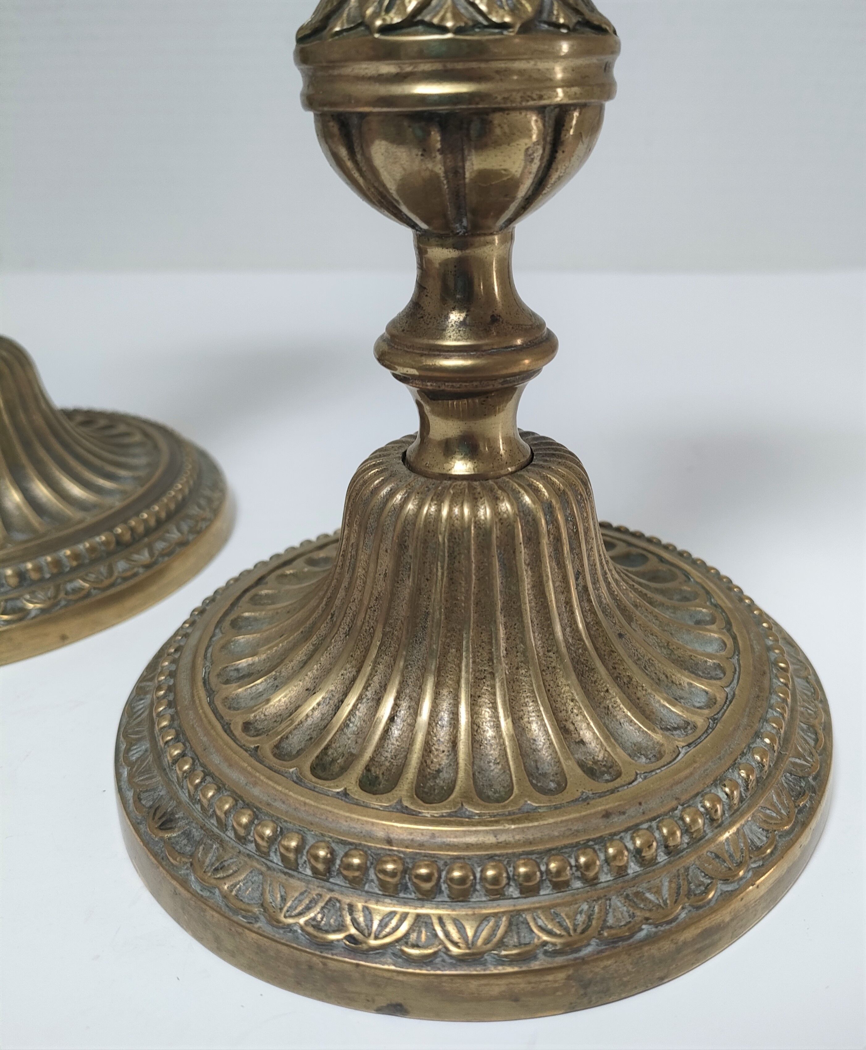 Paire de bougeoirs flambeaux bronze doré patiné style louis xvi époque 19ème
