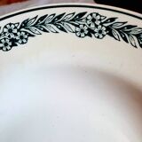 Assiettes creuses anciennes dépareillées en faïence terre de fer accompagnées d'une soupière