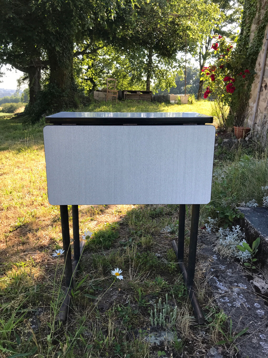 Table formica feet tubes bar