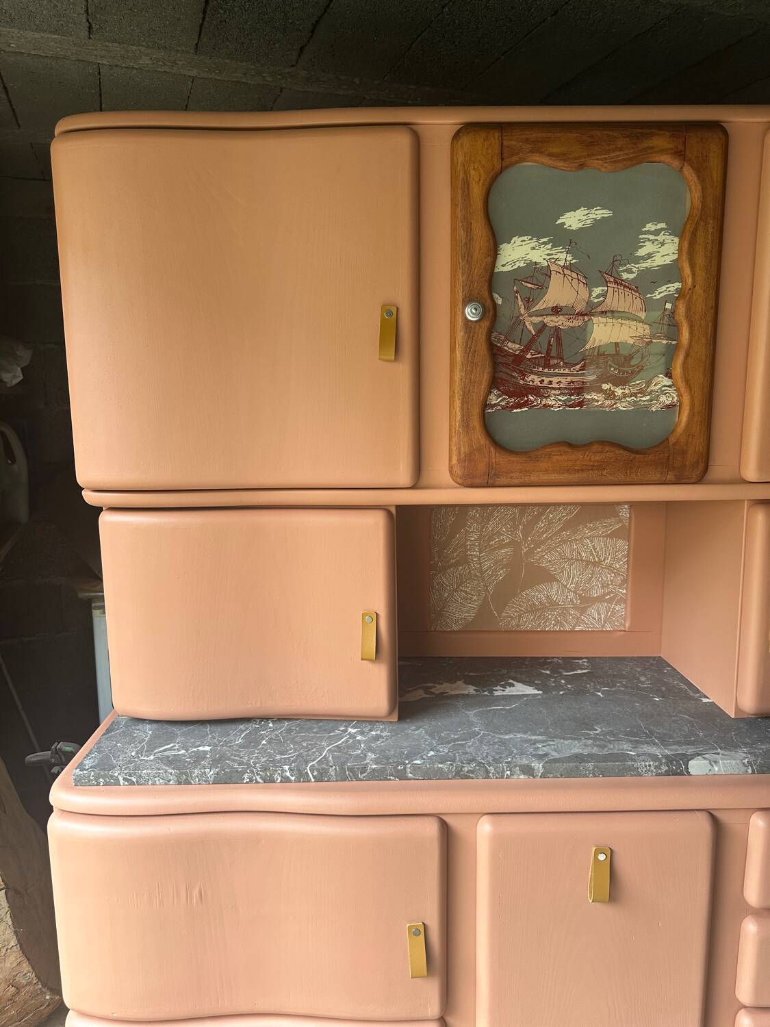 Buffet Mado vintage rénové – teinte ocre chaleureux, plateau en marbre