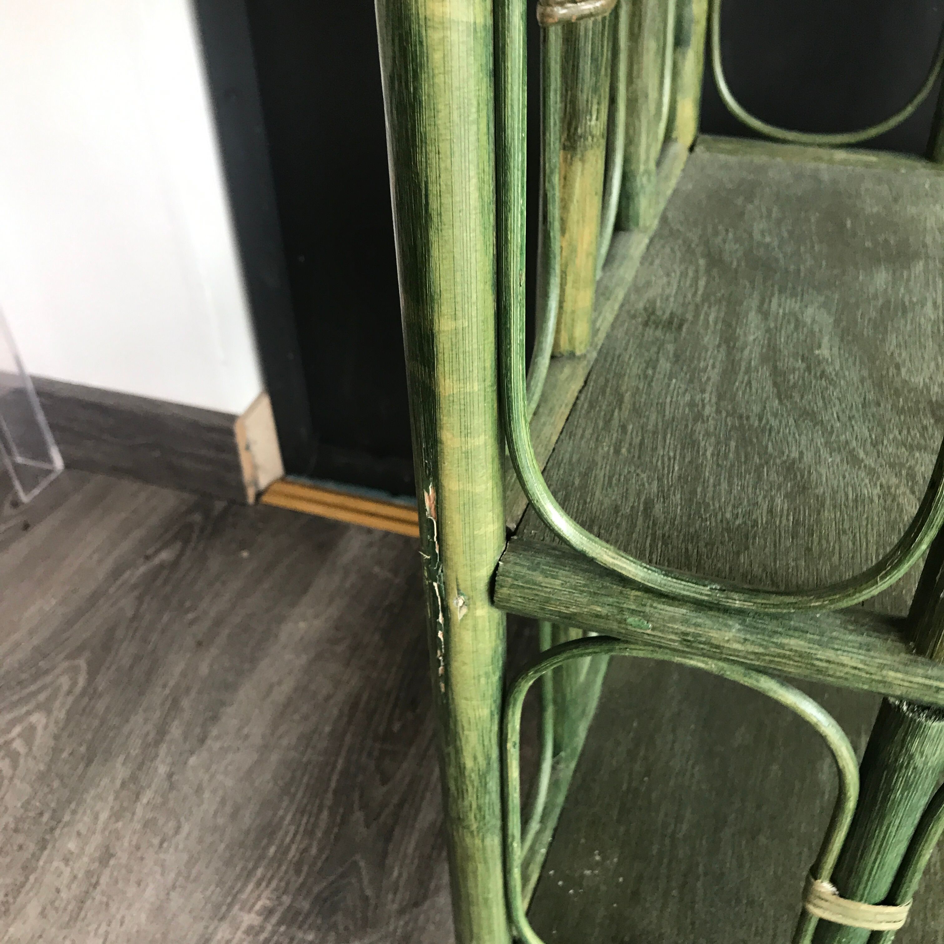 Small shelf console in green rattan