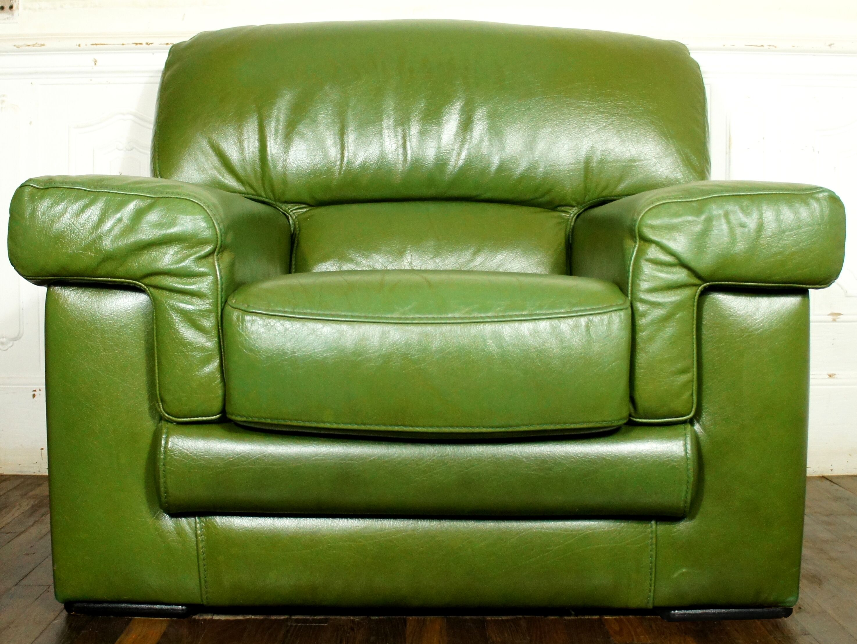 Fauteuil lounge en cuir vert