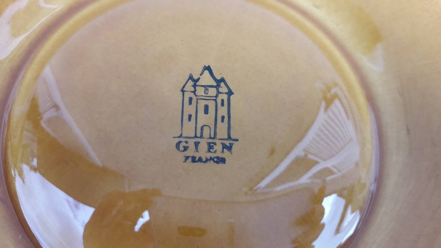 Assiette à artichaut en barbotine en faïence de Gien