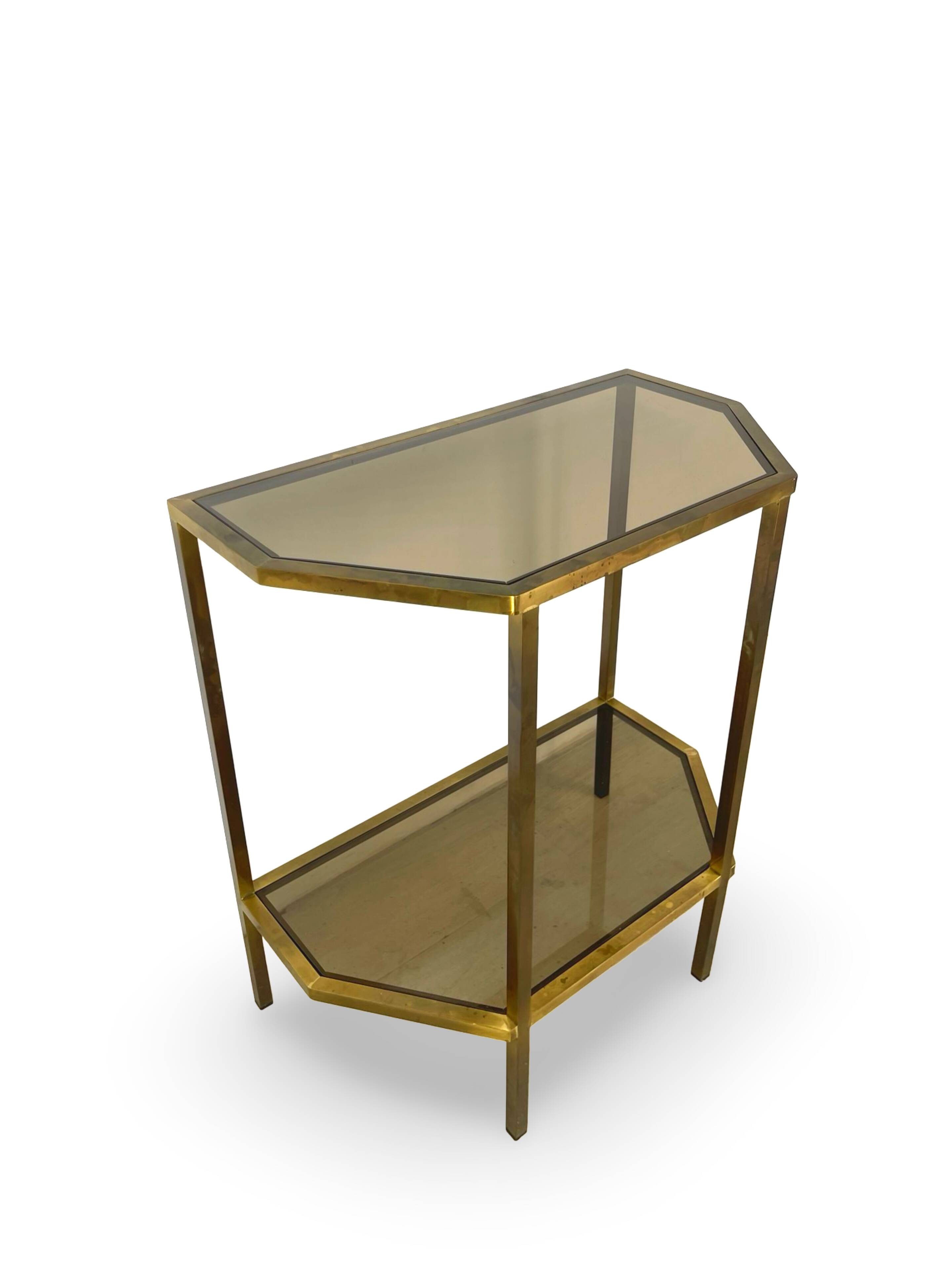Table d'appoint italienne demi-hexagonale en laiton des années 1970.