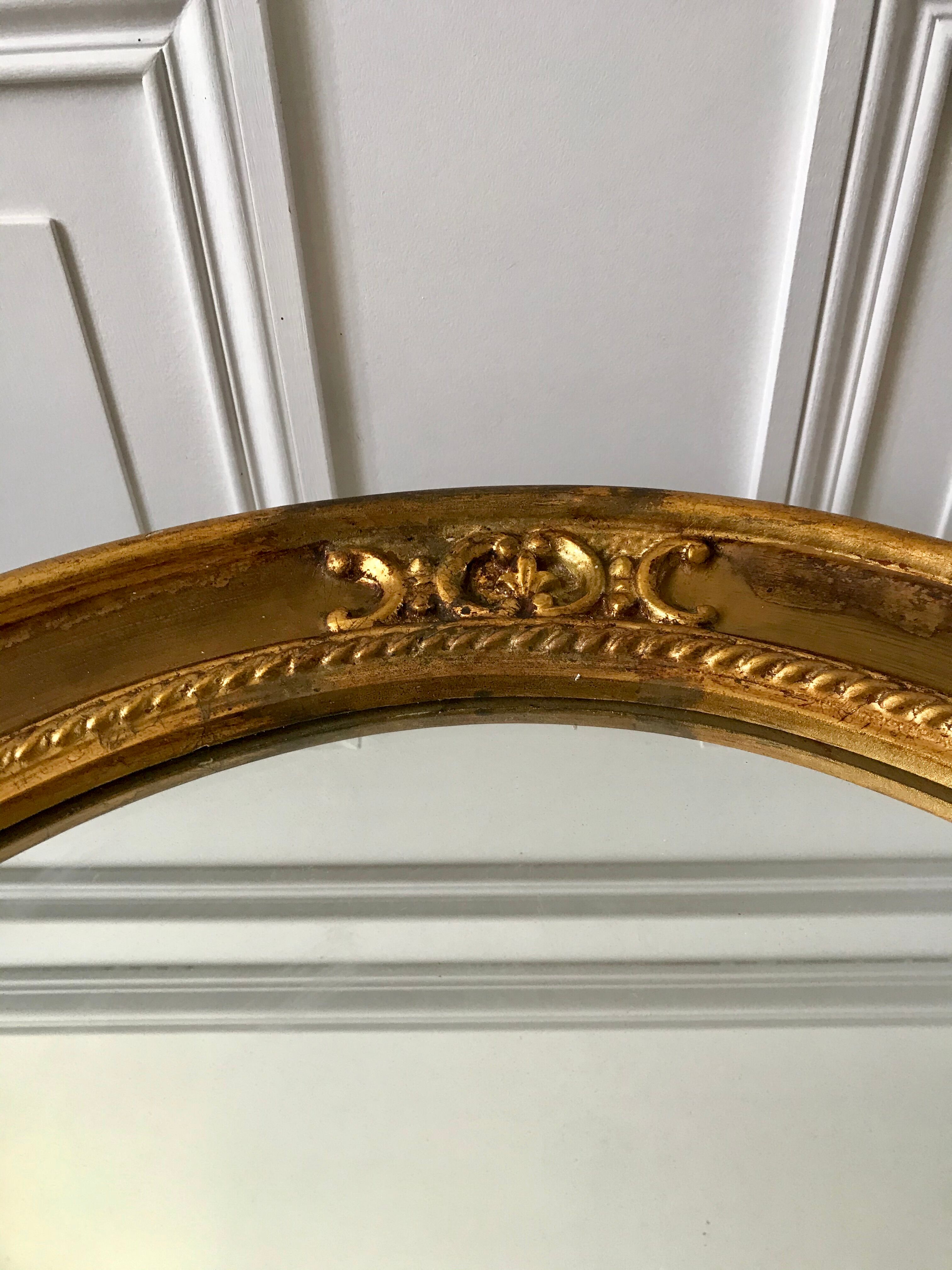 Grand miroir oval en stuc doré vintage