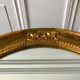 Grand miroir oval en stuc doré vintage