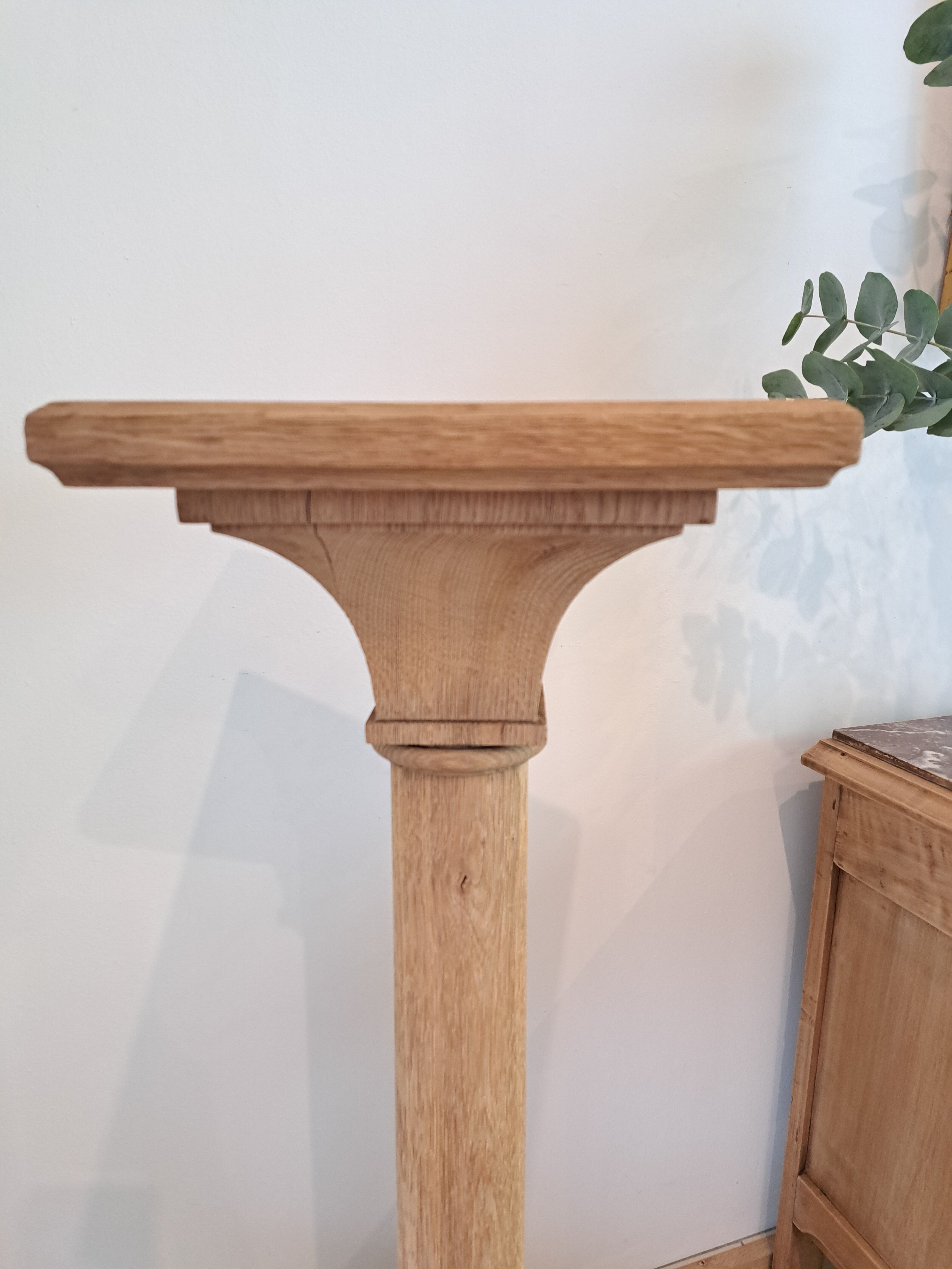 Light oak wood column