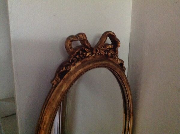 Miroir médaillon en bois doré - 43x24cm