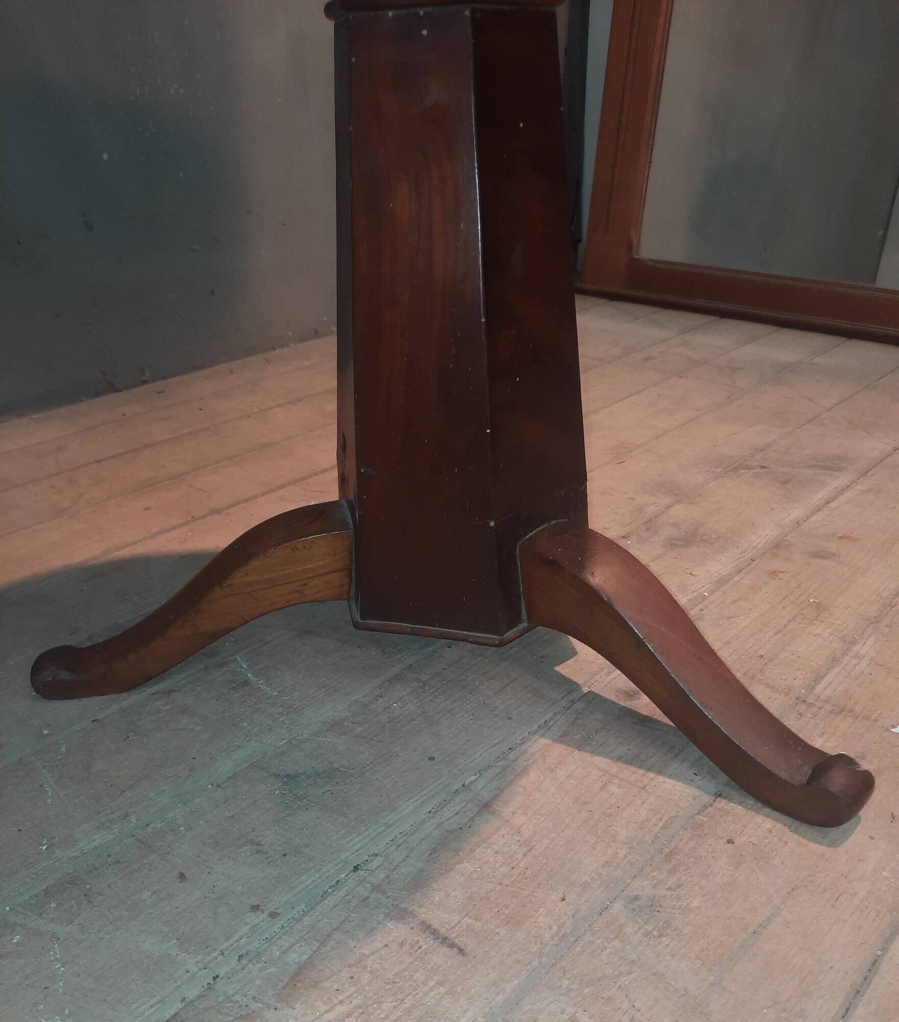 Hexagonal stool with adjustable height