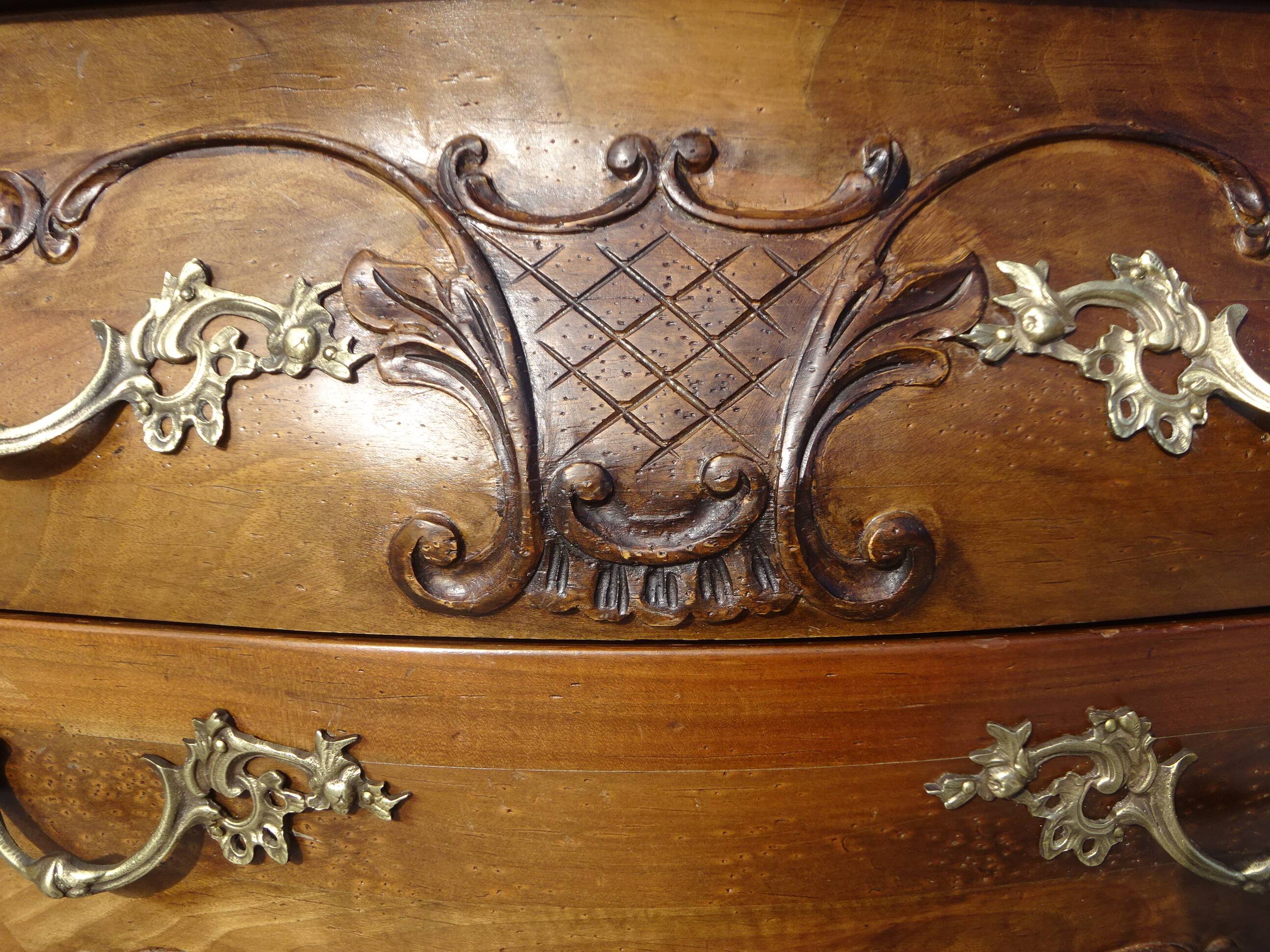 Coffin-style chest of drawers in walnut