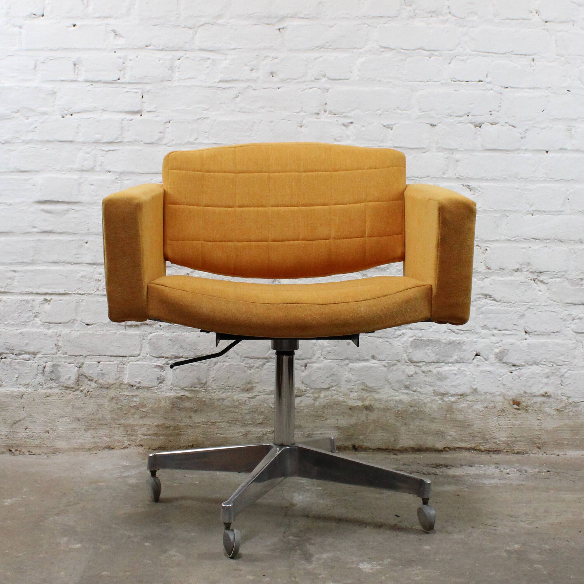 Office chair model "Conseil" by Pierre Guariche for Meurop