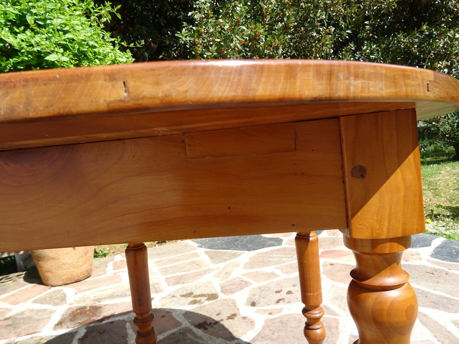 Table ovale bois fruitier