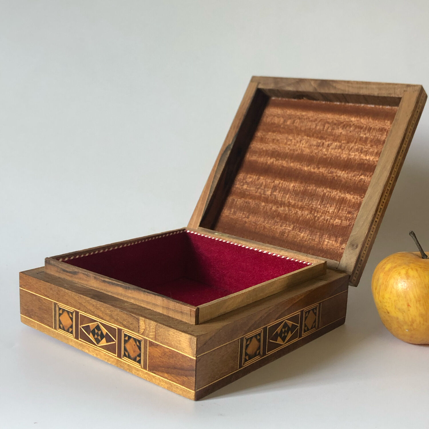 Jewelry box in wood and mother-of-pearl