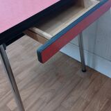 Expandable table in red formica