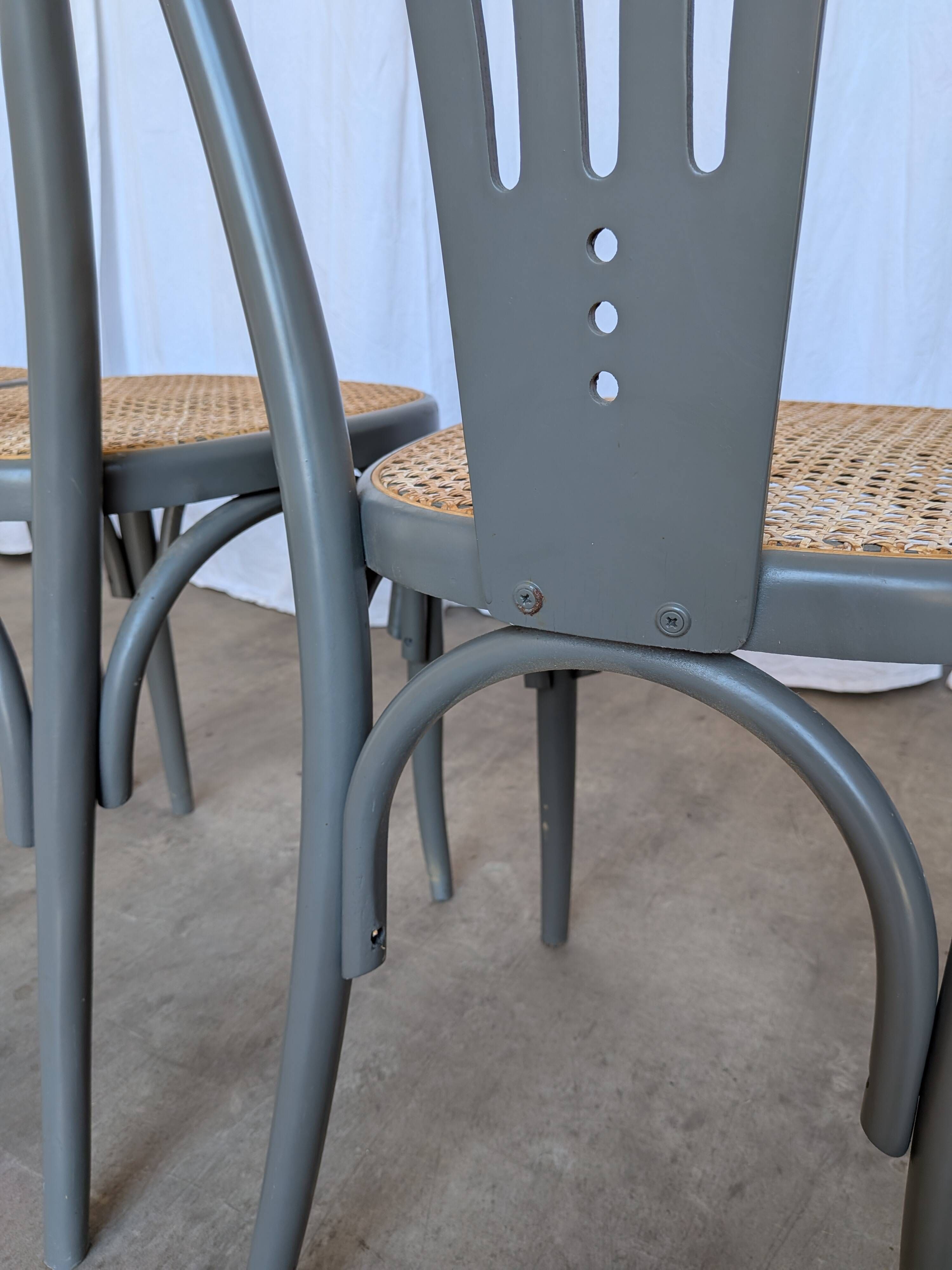Ensemble de 6 chaises de salle à manger vintage grises en bois cintré : style Thonet, assise en cannage.