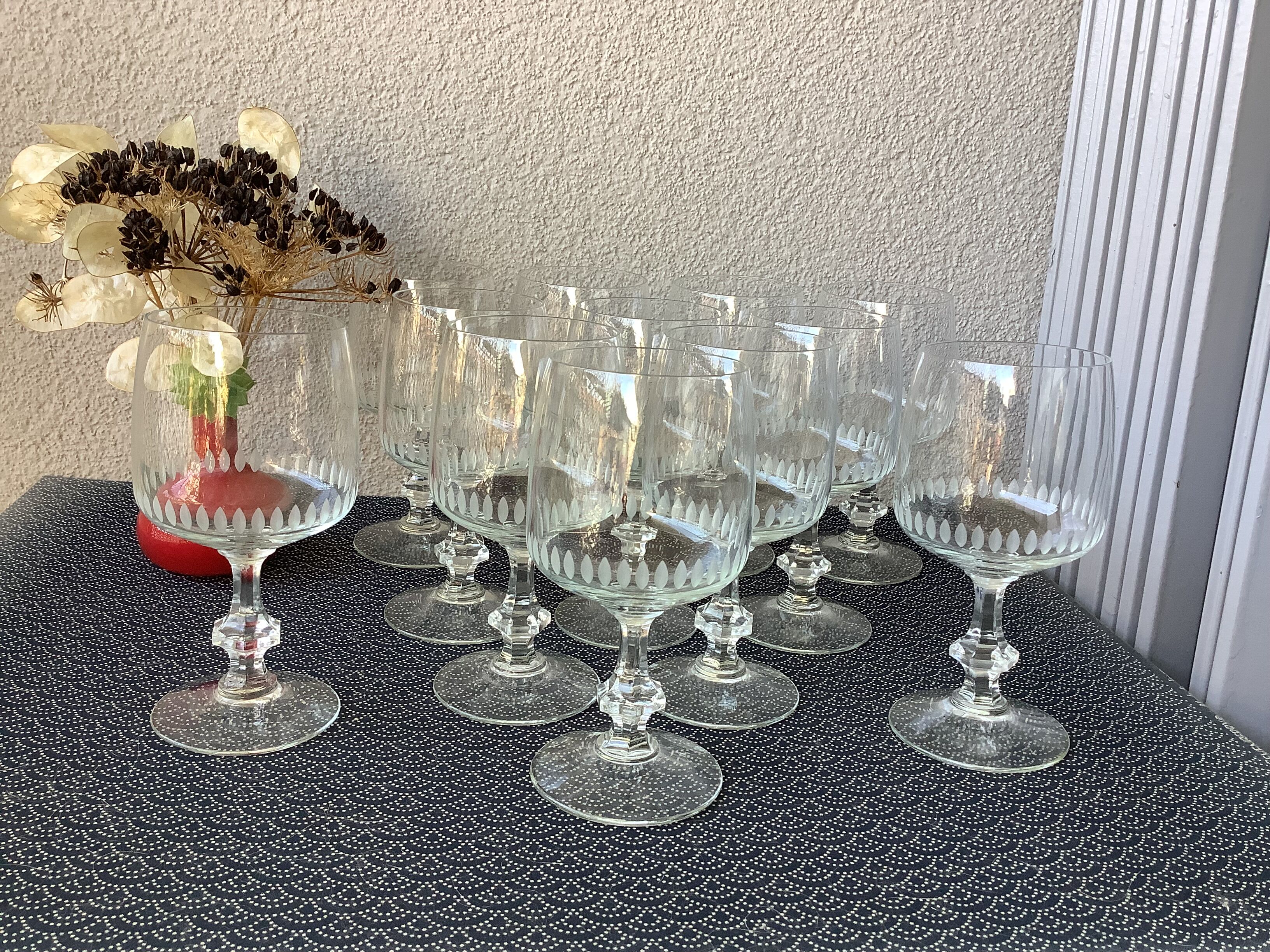 Scaled crystal foot glasses
