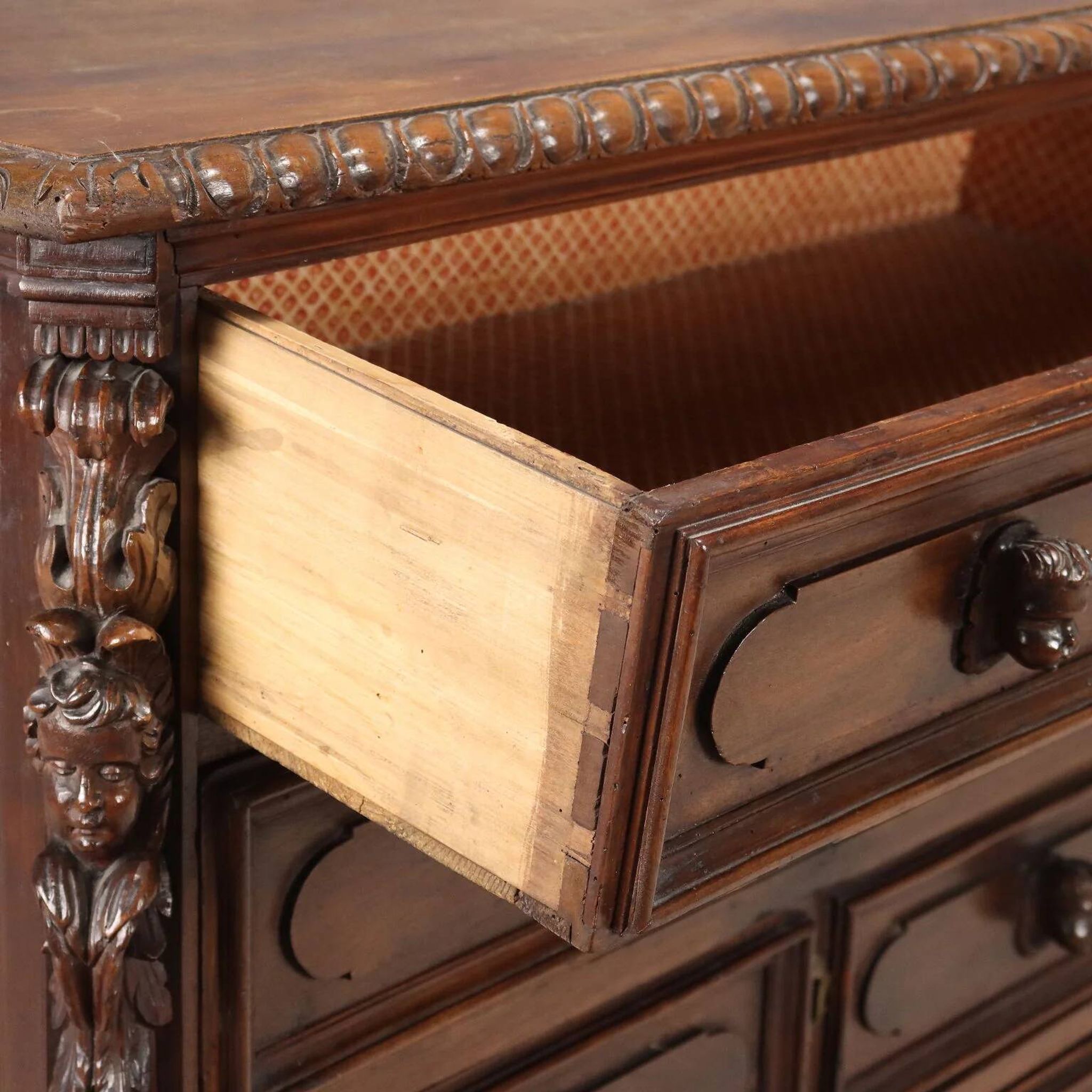 Antique baroque chest of drawers in walnut and poplar, 18th century.