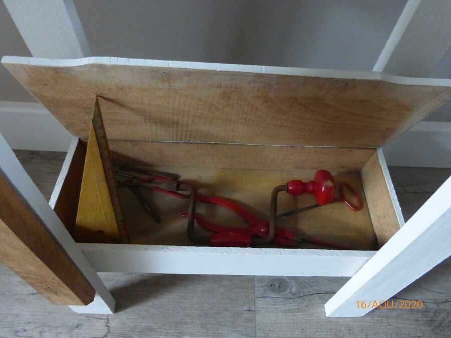 Etabli d'enfant avec ses outils