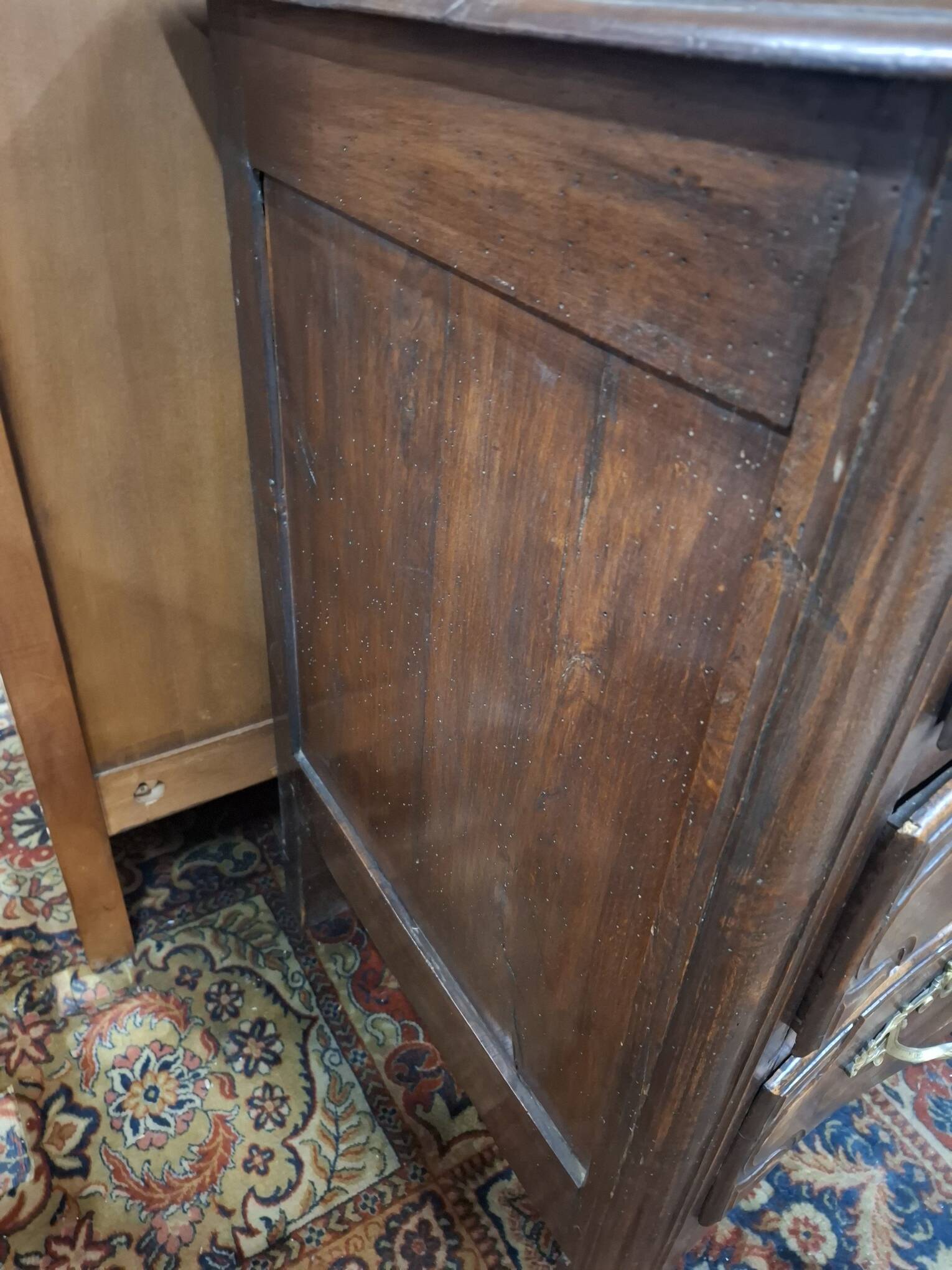 18th century chest of drawers in walnut flag