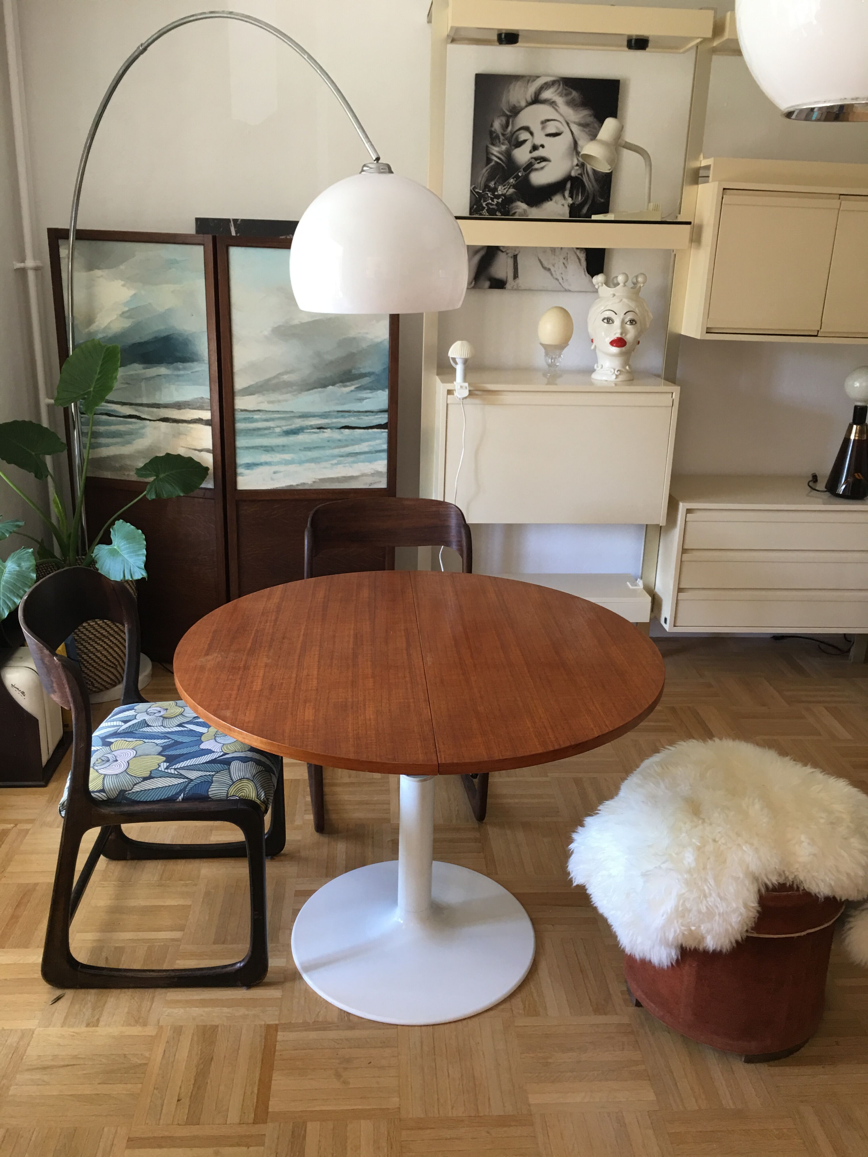 Dining table with a modular tulip foot