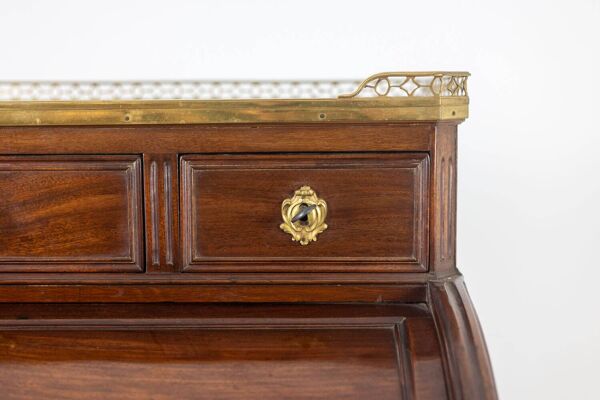 Bureau – ou secrétaire, à cylindre, en acajou. Époque fin XVIIIe.