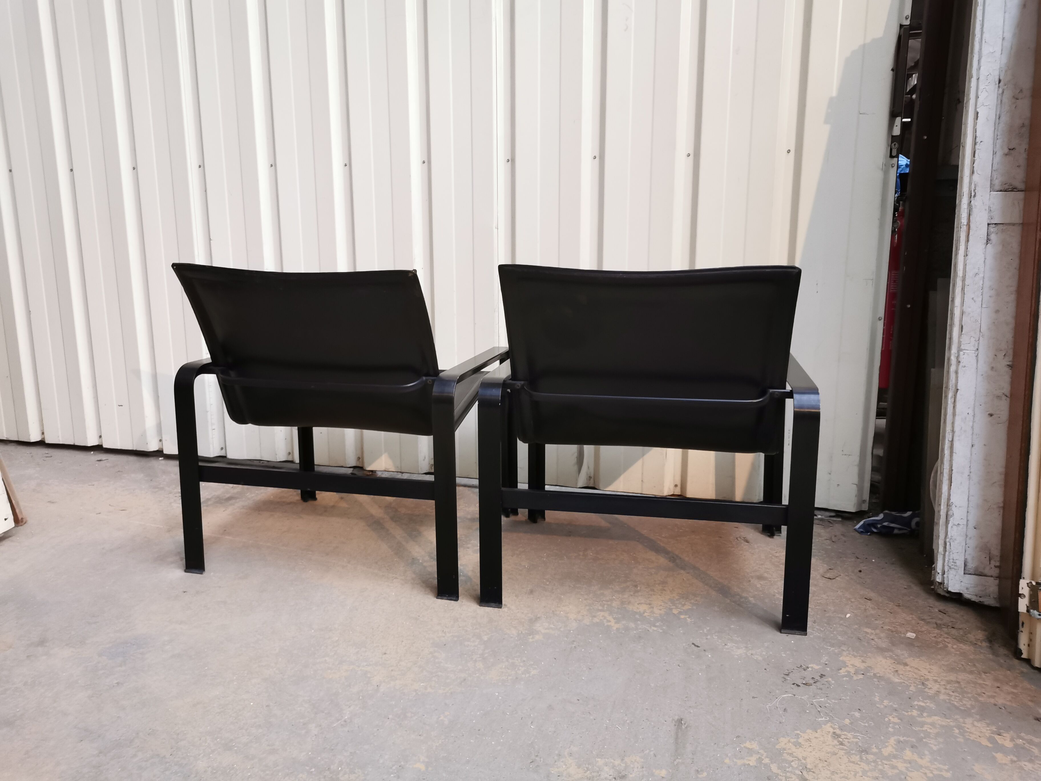 Paire de fauteuil métal et cuir par Mattéo Grassi