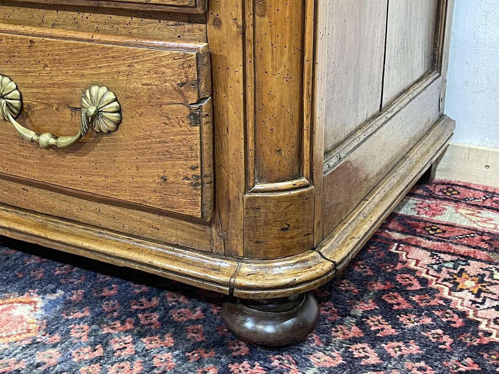 18th-century chest of drawers in walnut and fir