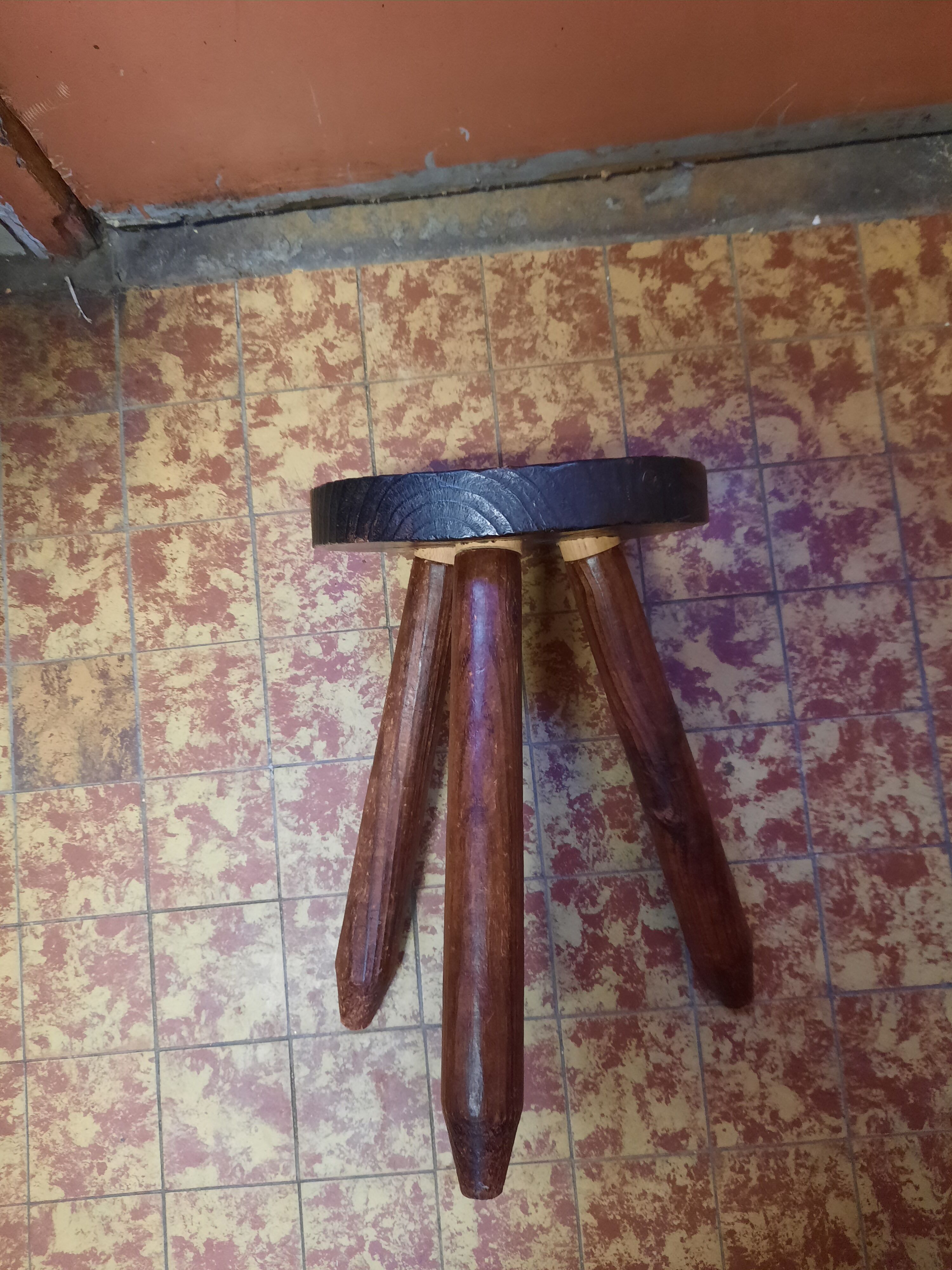 Tabouret tripode brutaliste