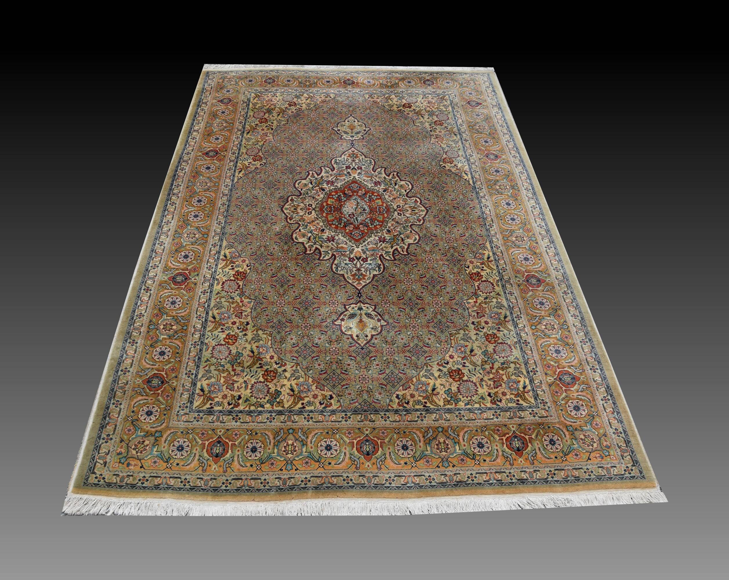 Oriental carpet tabriz iran: 2.08 x 3.08 metres in wool