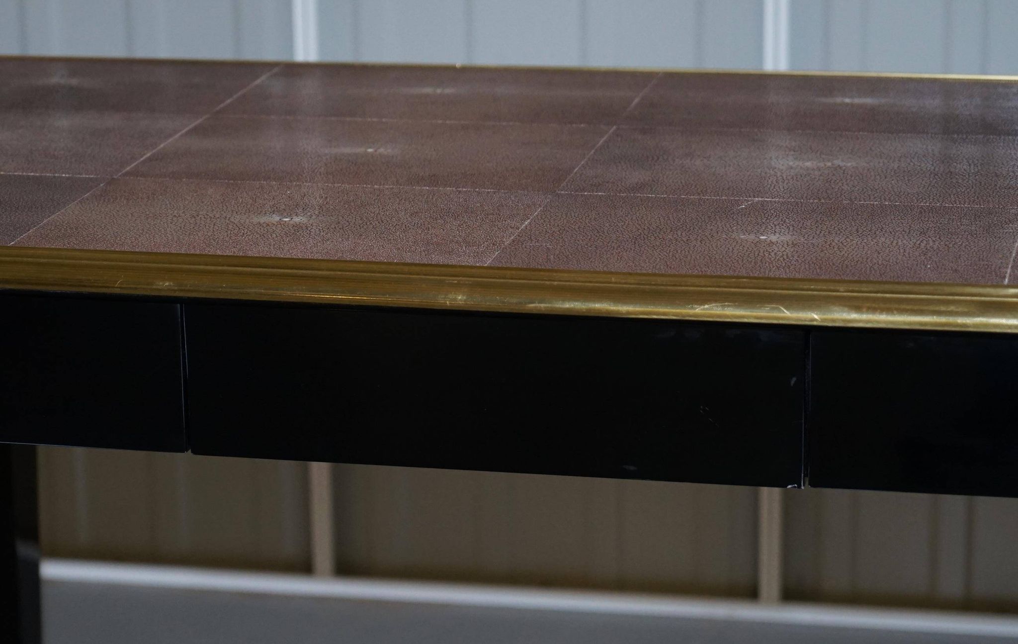 Bureau en Galuchat avec Métal Doré, Modèle Moderne
