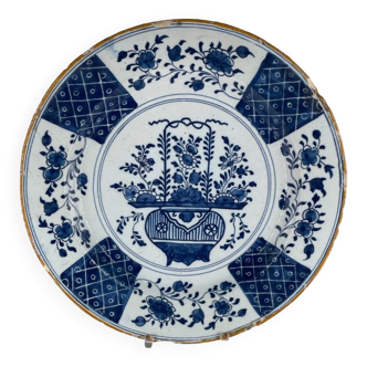 Plat en faïence bleu de Delft 18ème à décor de fleurs signée 6 ou g