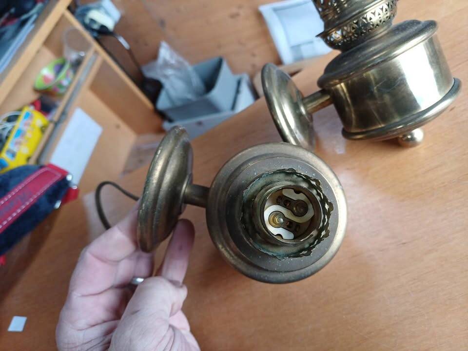 Wall lamp in oil lamp style