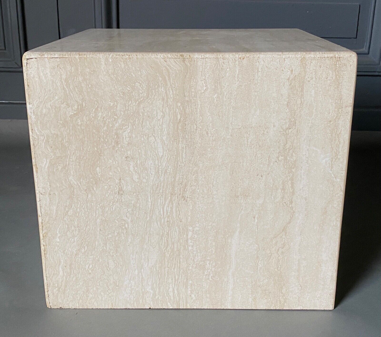 Cube en travertin table de chevet ou socle vers 1970-1980
