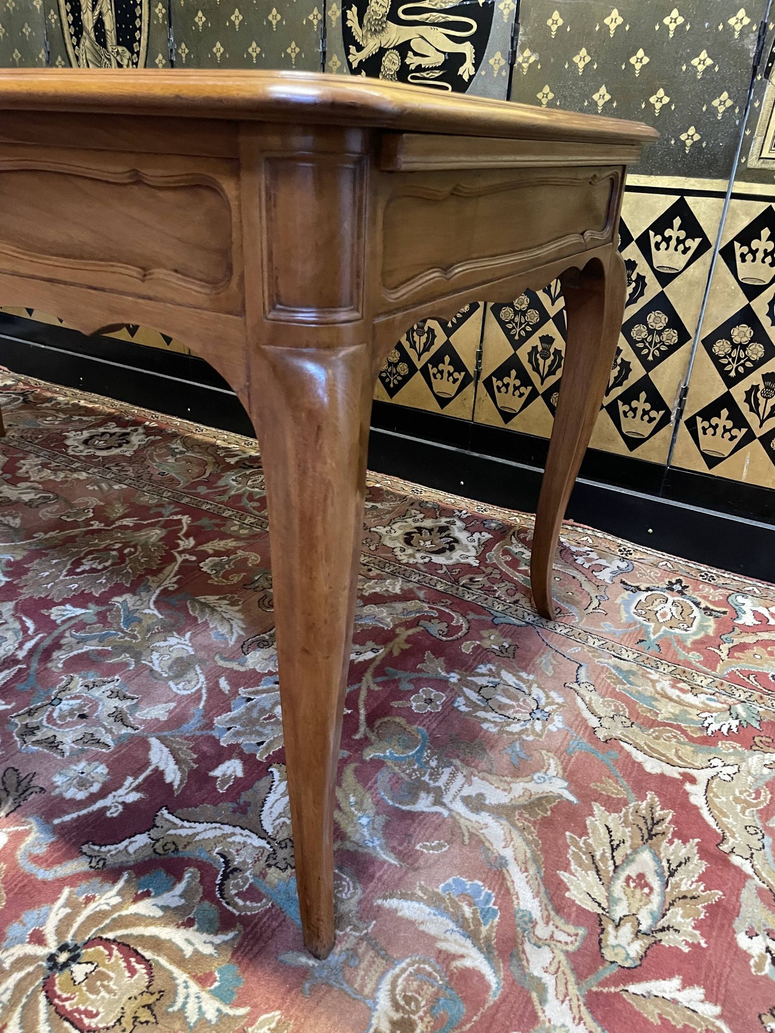 Bureau plat de style Louis XV en acajou blond