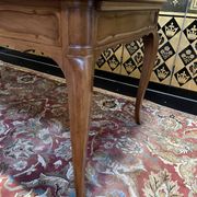 Bureau plat de style Louis XV en acajou blond