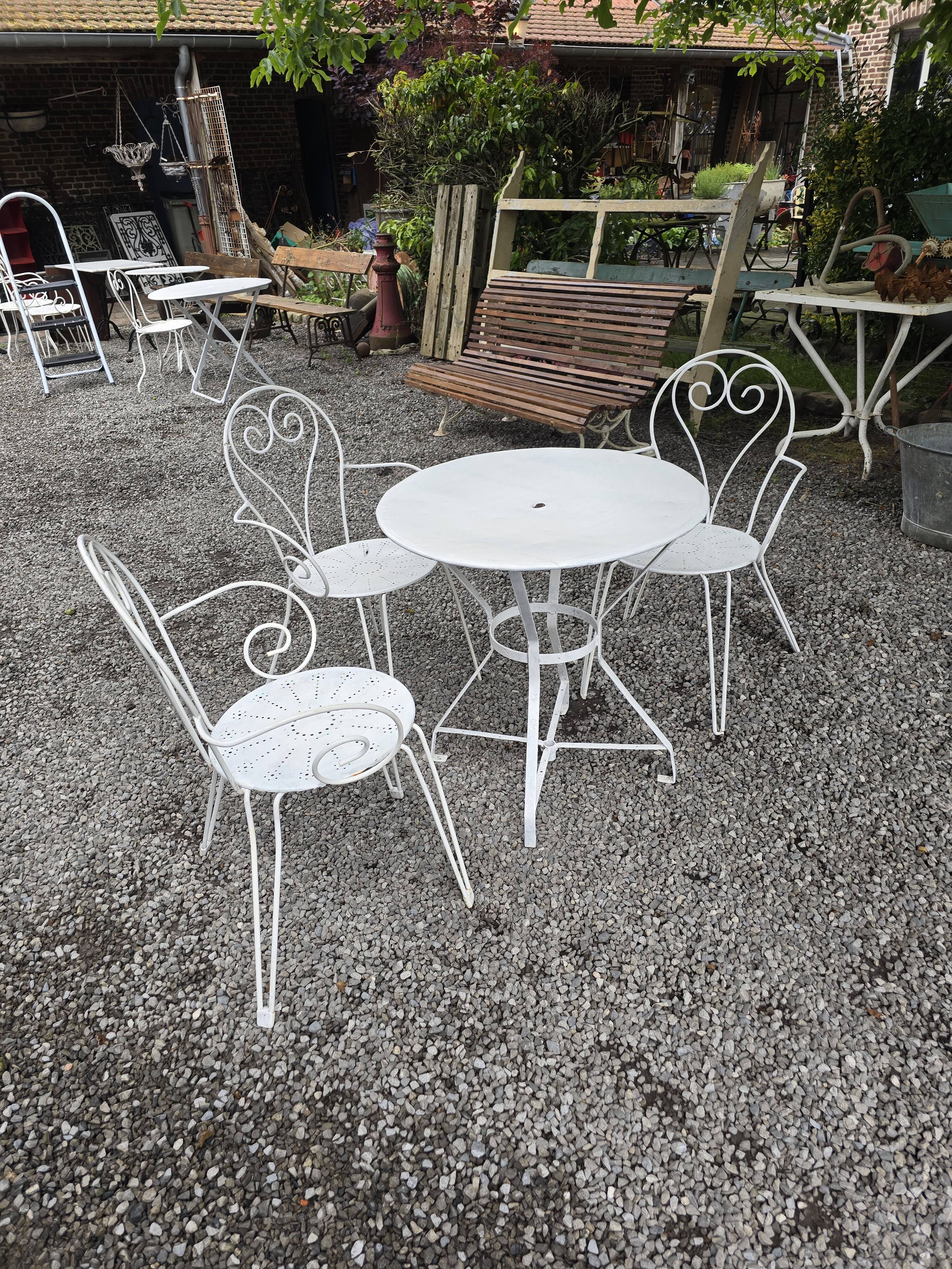 Salon de jardin en fer forgé , 1 table + 3 fauteuils