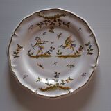 Moustiers scalloped plate in very good condition.