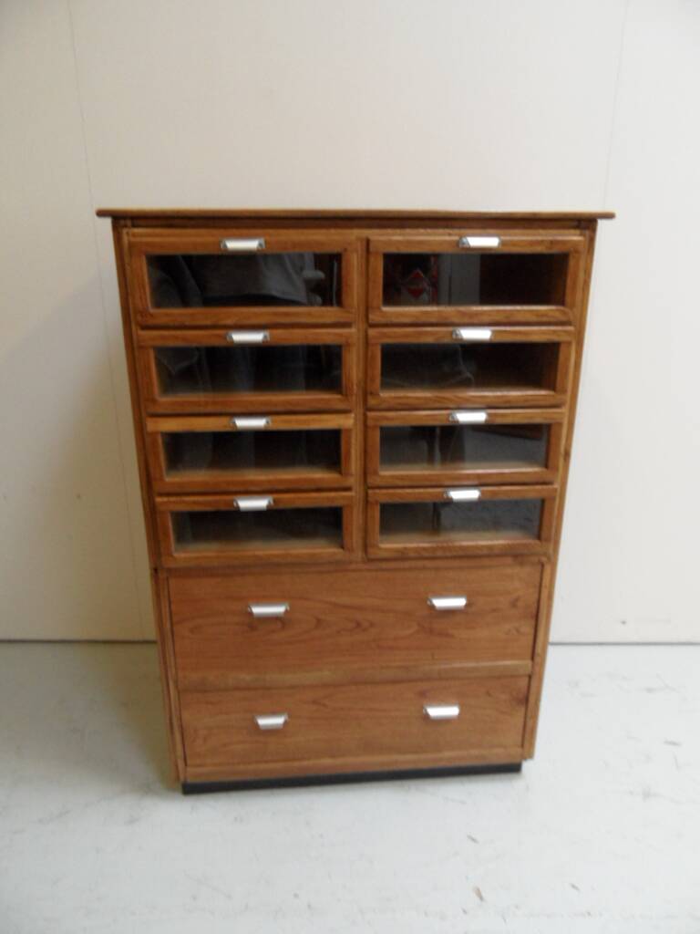 Vitrine vintage avec tiroirs