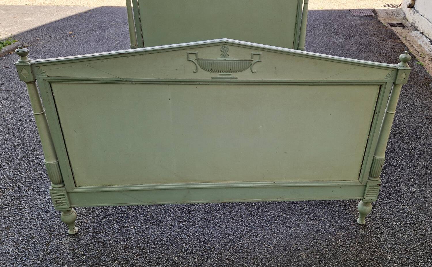 Lacquered Directory bed