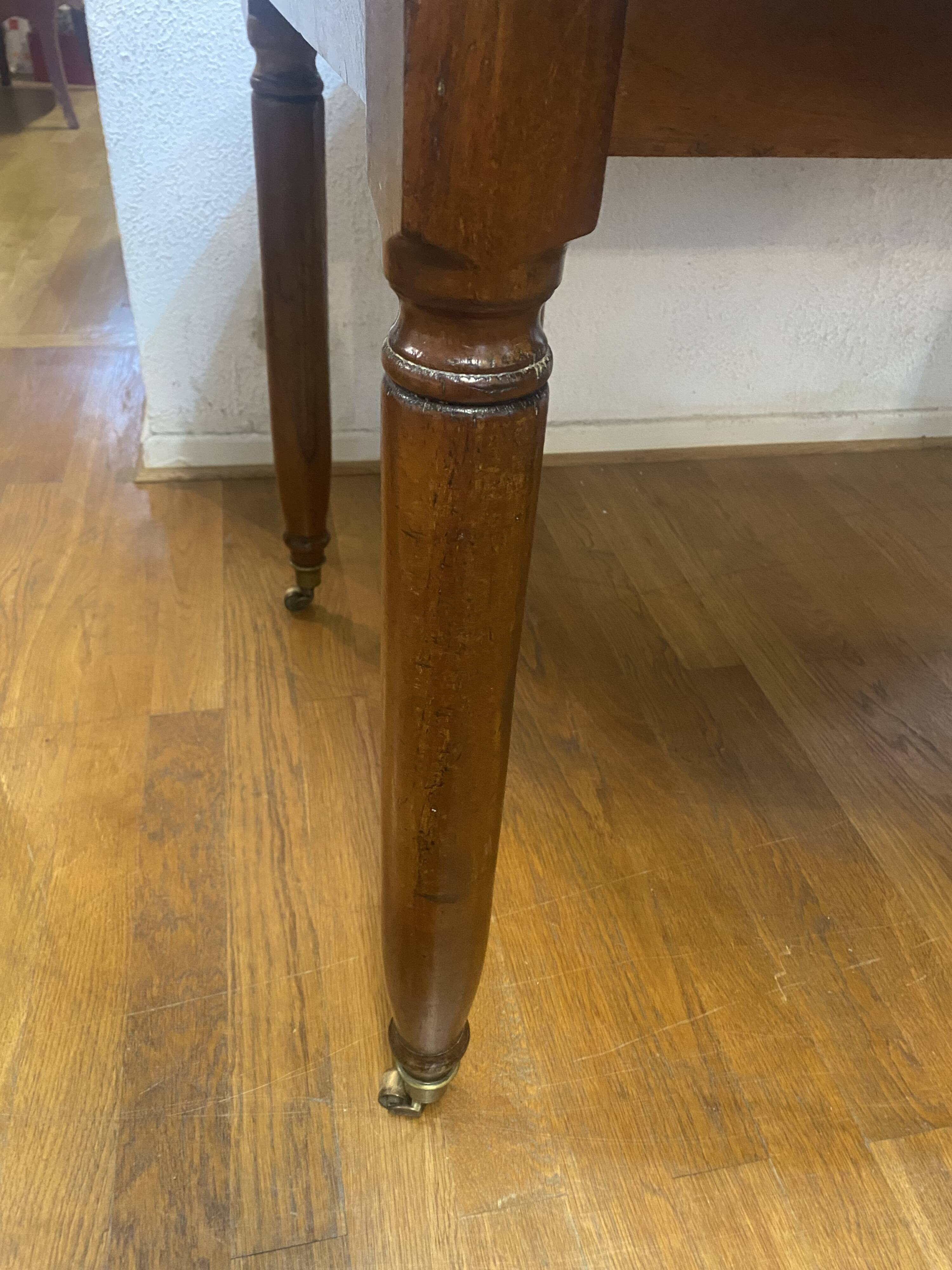 Oval table with 6 legs, 3 extensions, 12 people