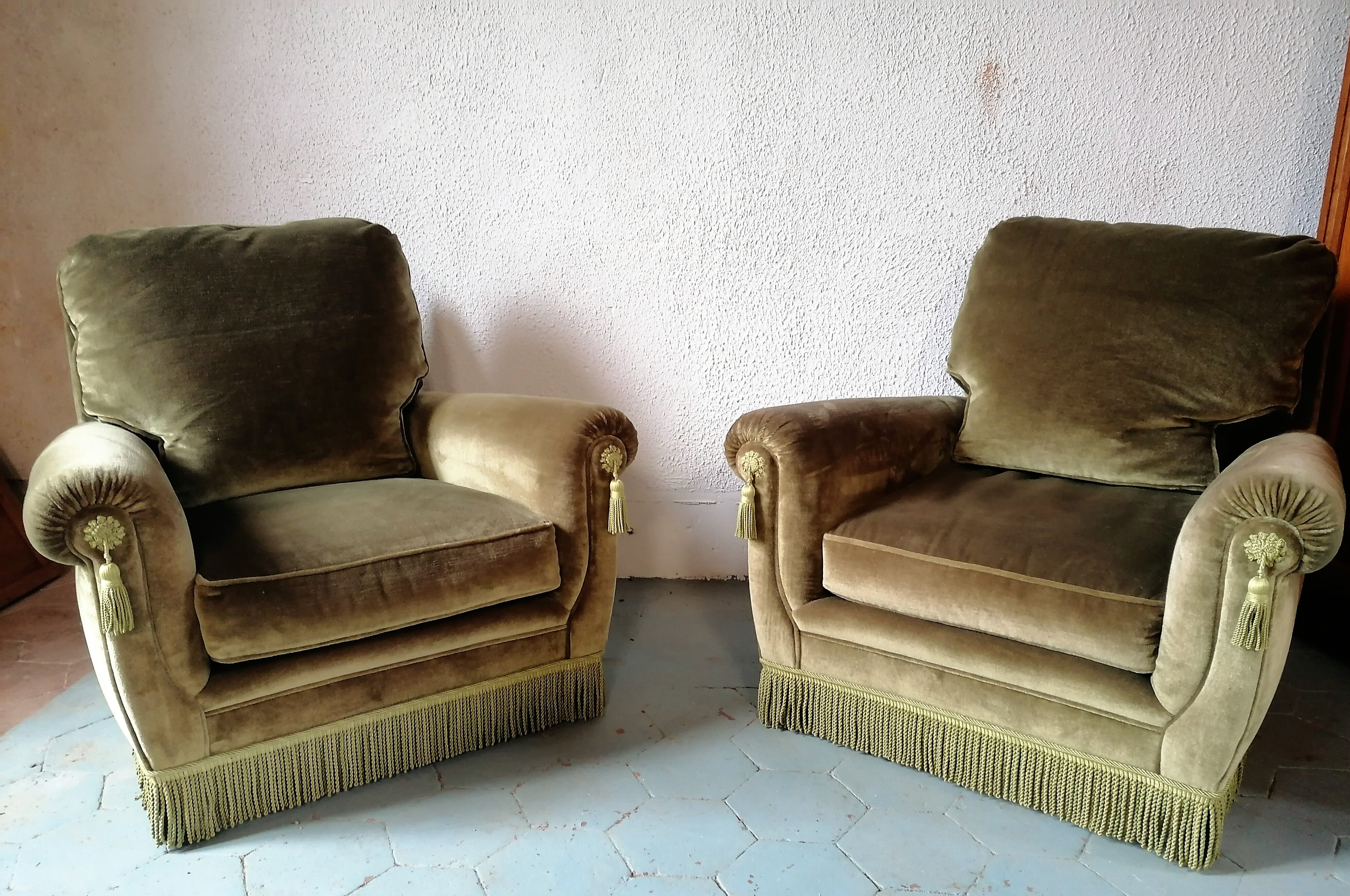 Paire de fauteuils en velours "Jean Roche "