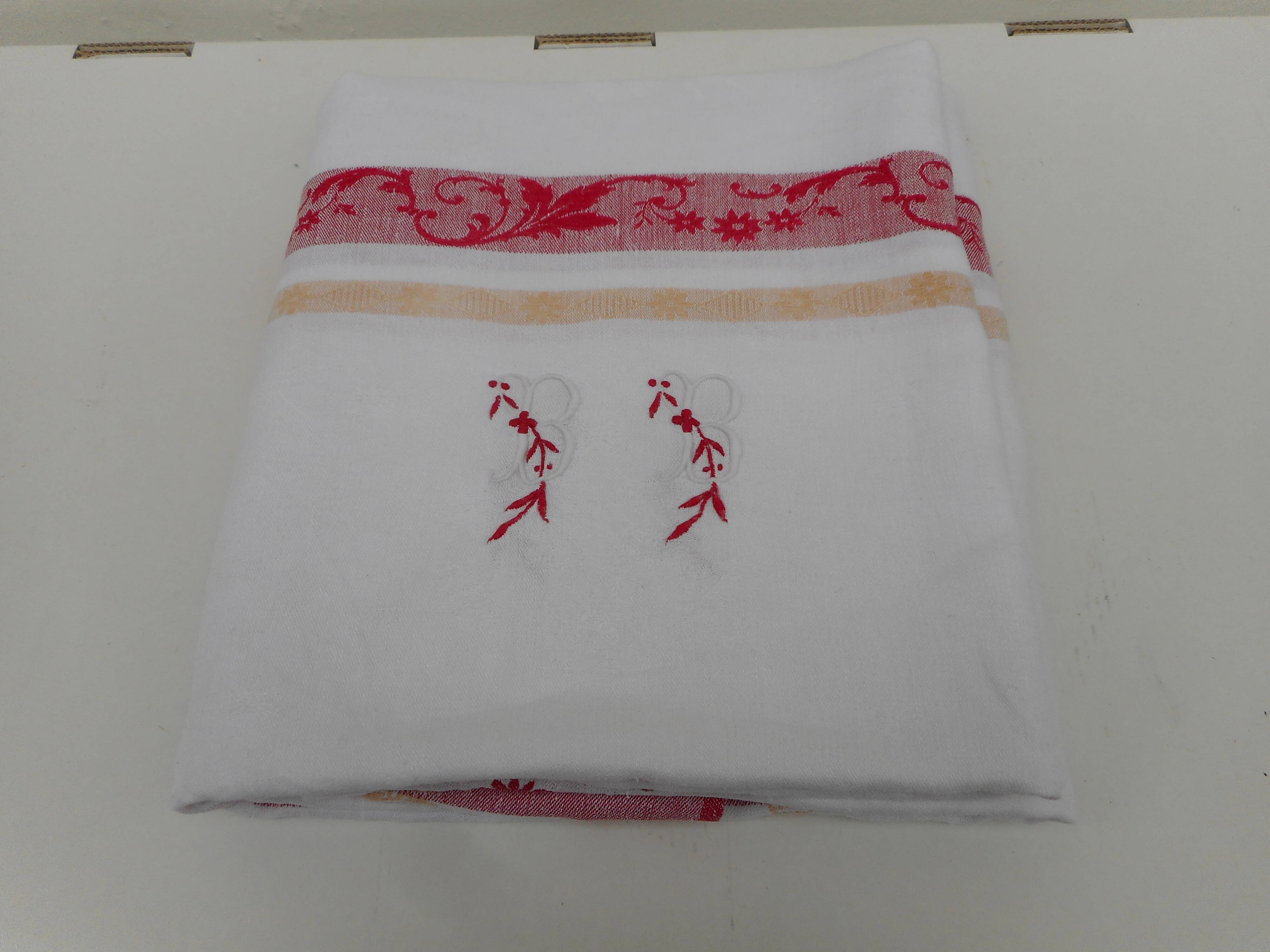Nappe damassée bande rouge