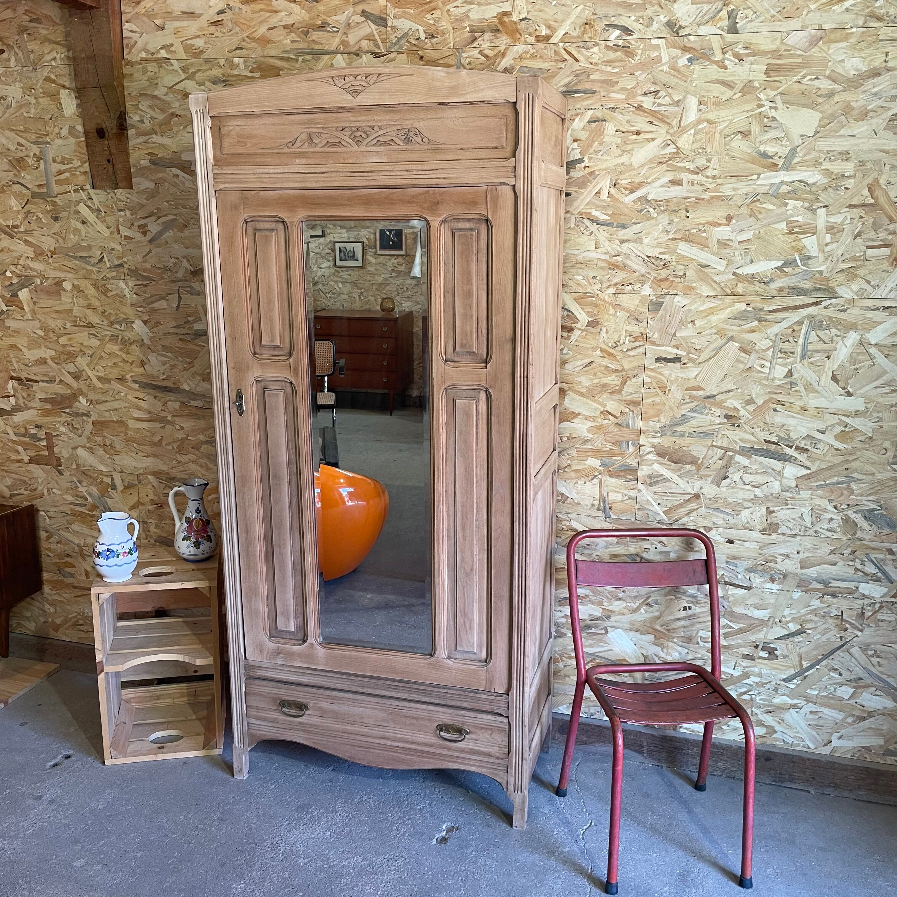 Armoire parisienne vintage avec miroir