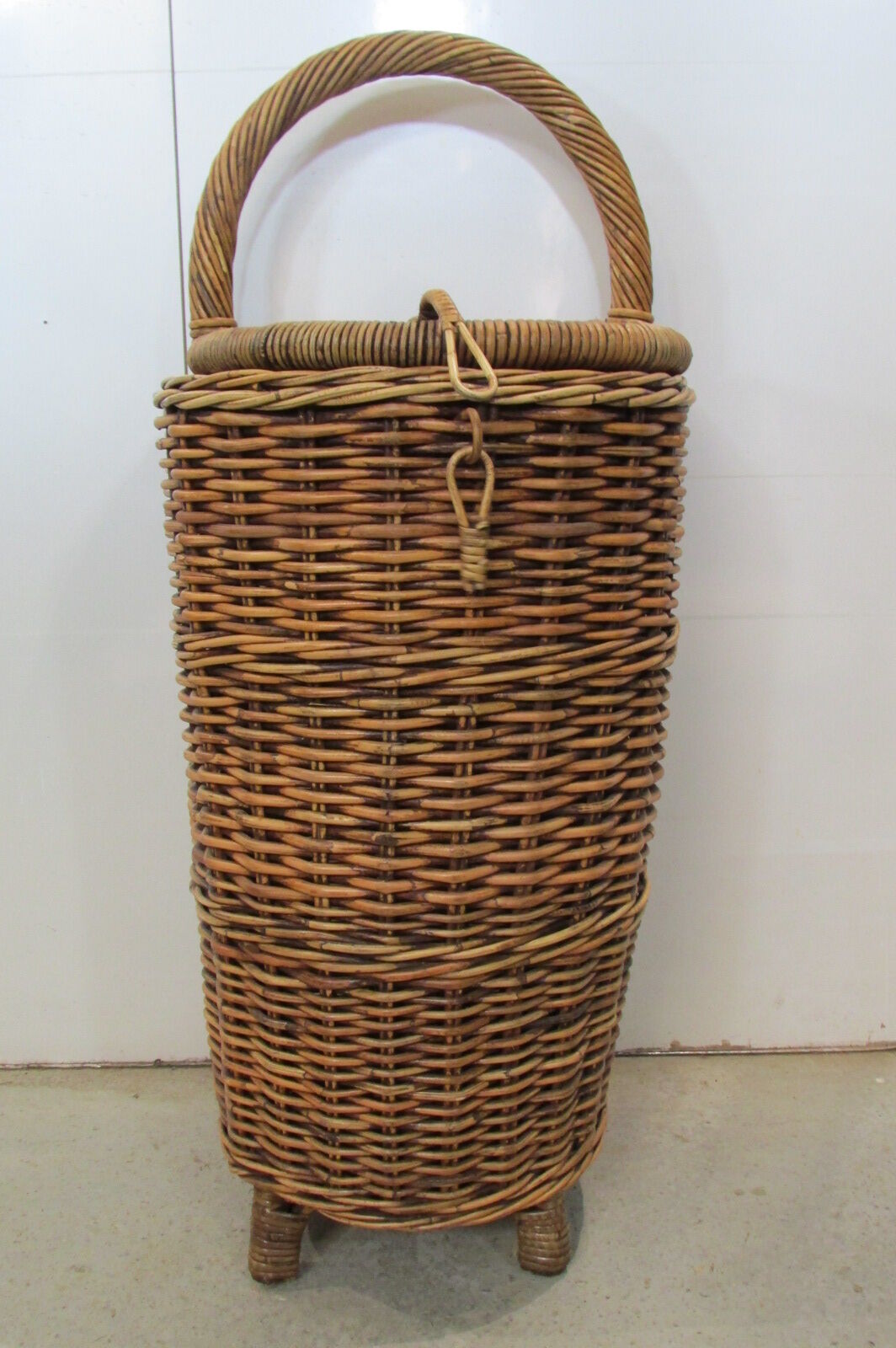 Basket woven wicker, trolley on wheels