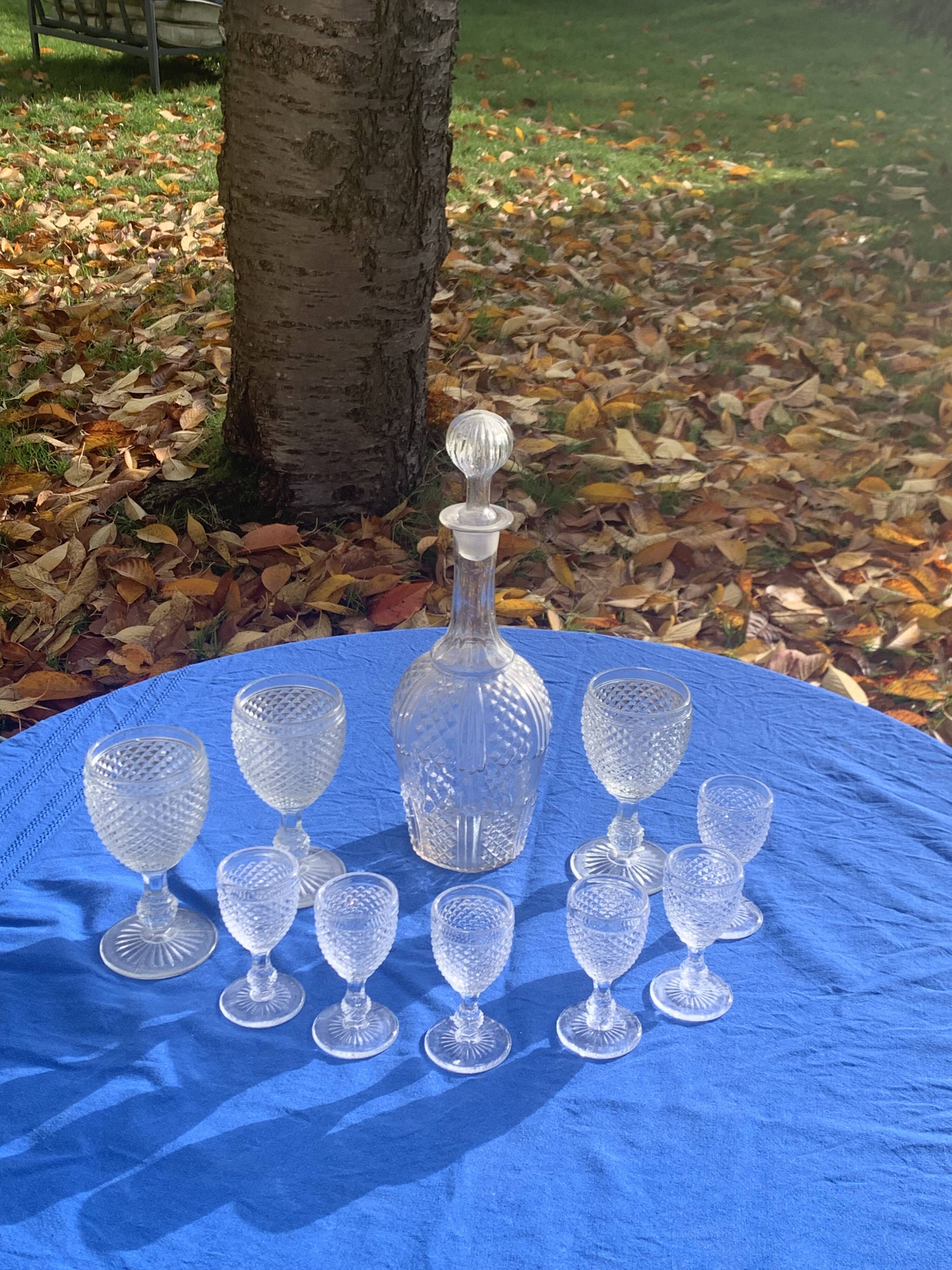Elegant service consisting of a carafe, 3 wine glasses and 6 diamond pattern aperitif glasses