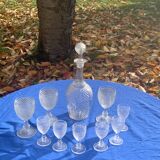 Elegant service consisting of a carafe, 3 wine glasses and 6 diamond pattern aperitif glasses