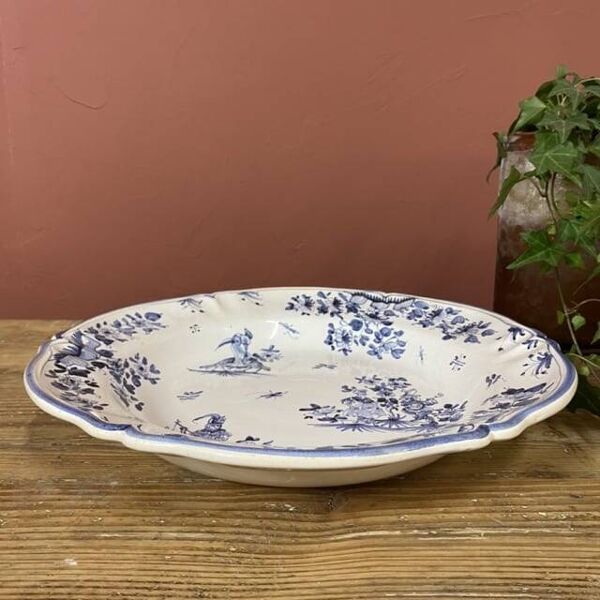 Grand plat de service rond creux décor bleu Moustiers
