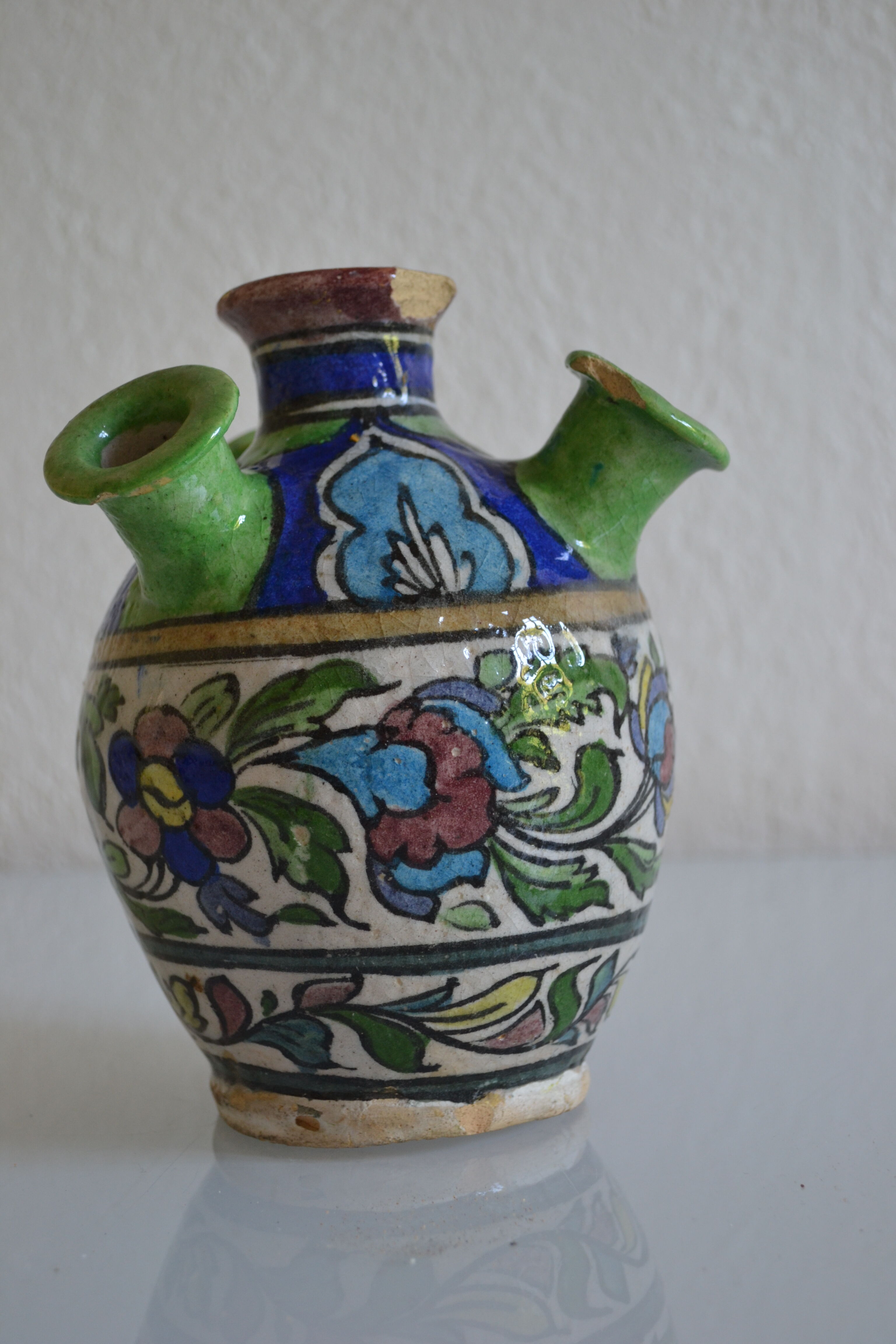 Vase in ceramic ottoman Iznik