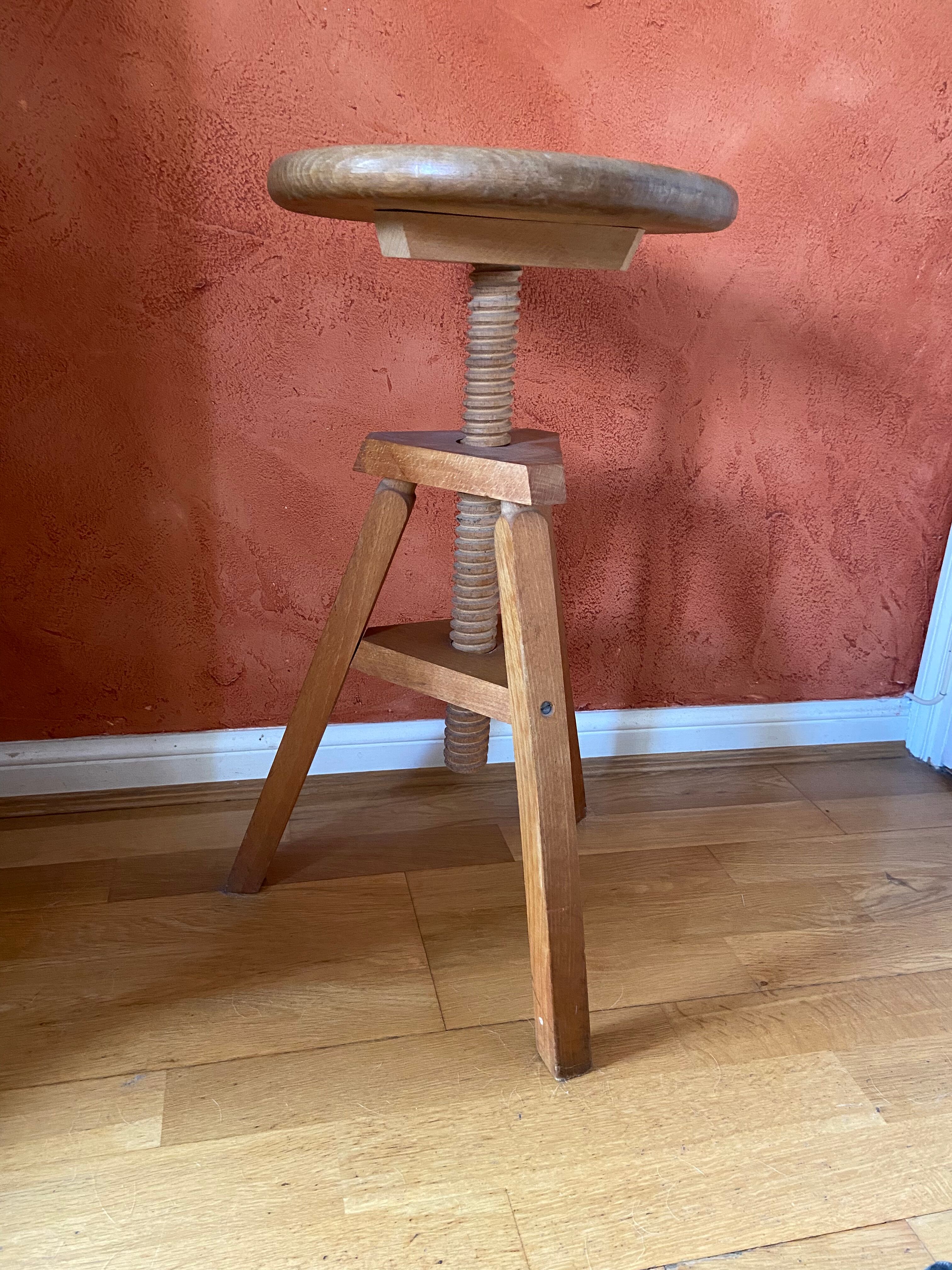 Watchmaker's tripod screw stool