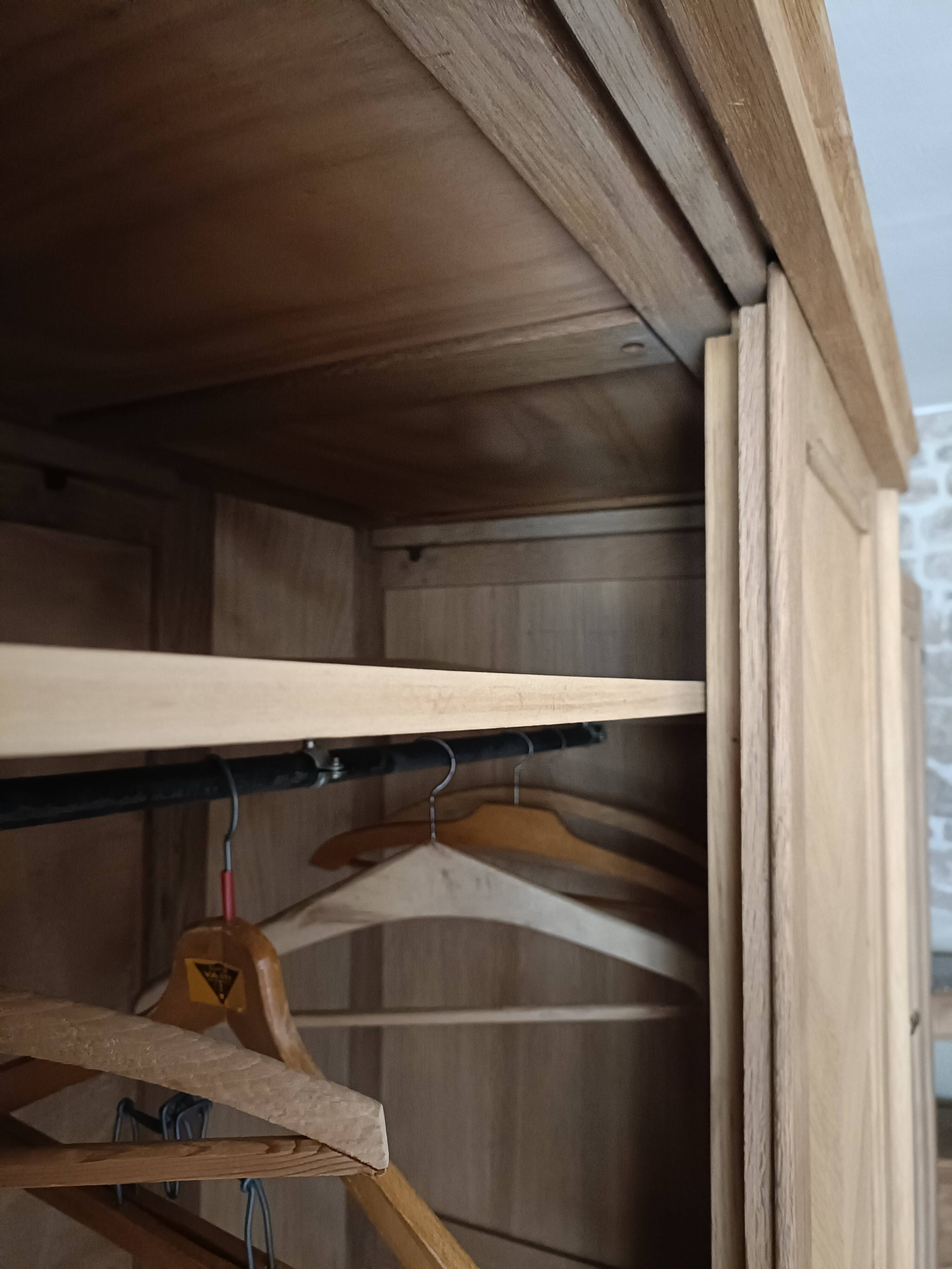 Wardrobe/sliding doors and tapered legs